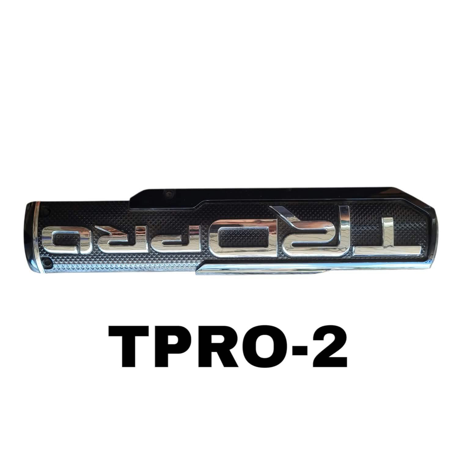 EMBLEMA TRD PRO EN ALTO RELIEVE LETRAS CROMADO FONDO NEGRO 25*5CM